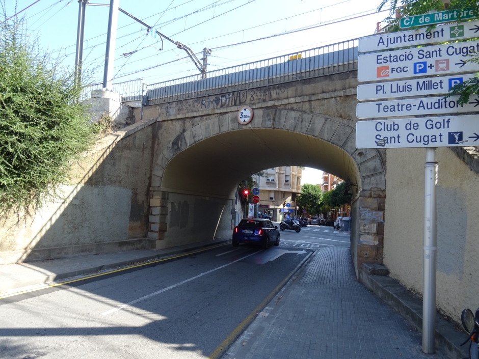 Pont dels Ferrocarrils de la Generalitat sobre el carrer Martorell.