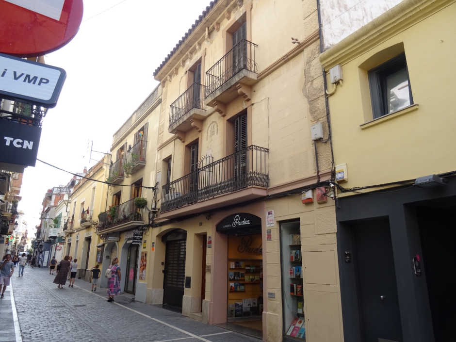 Façana principal de la casa de renda al carrer de Santa Maria número 12.