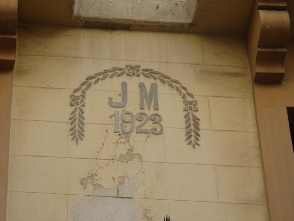 Detall ornamental de la casa de renda al carrer de Santa Maria número 12.