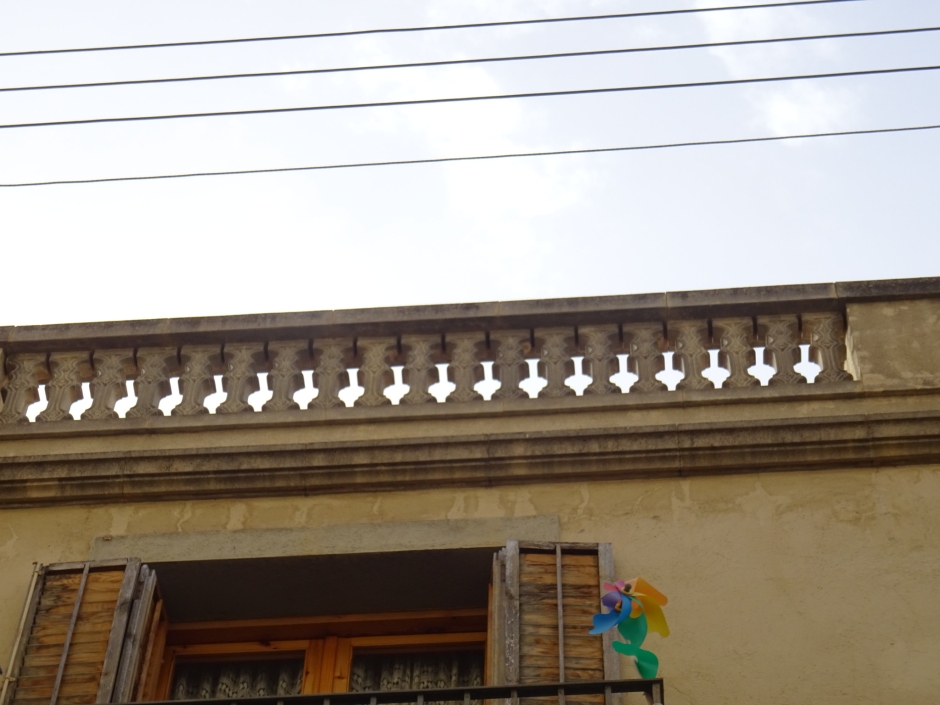 Coronament de la façana de la casa de renda al carrer de Santa Maria número 14.