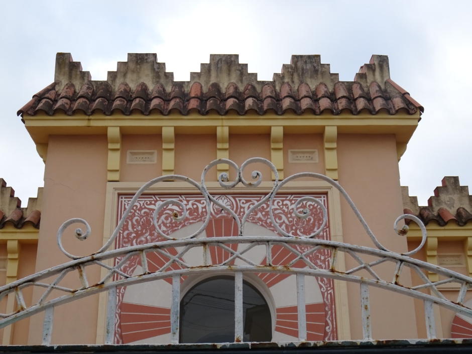 Reixa del cancell i detall del coronament de la casa de Francesca Rovira.