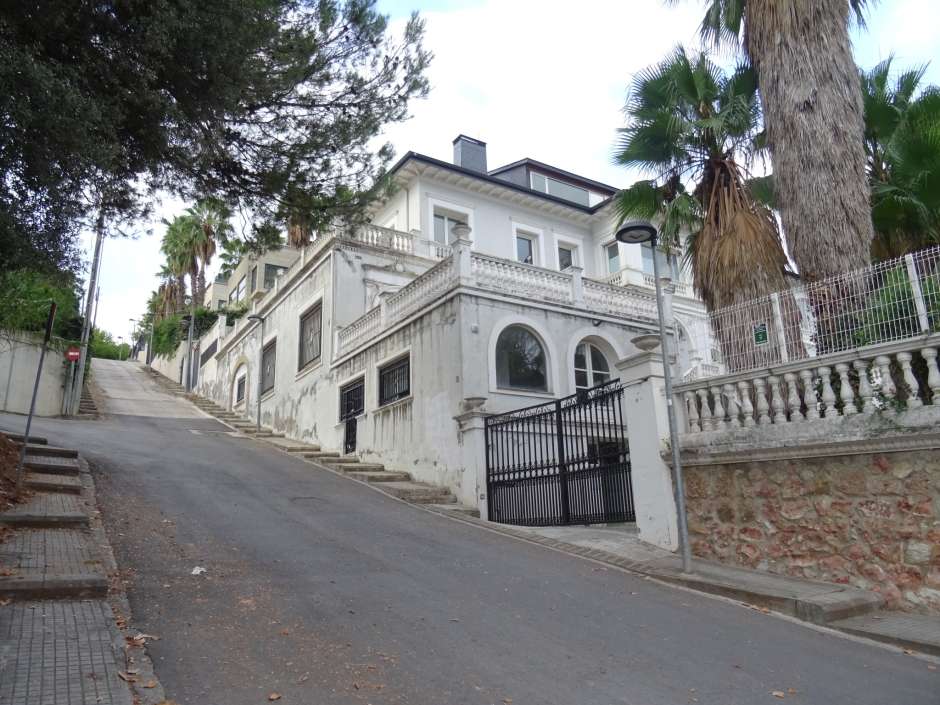 Façana lateral de la Casa d'Antoni Caballé.