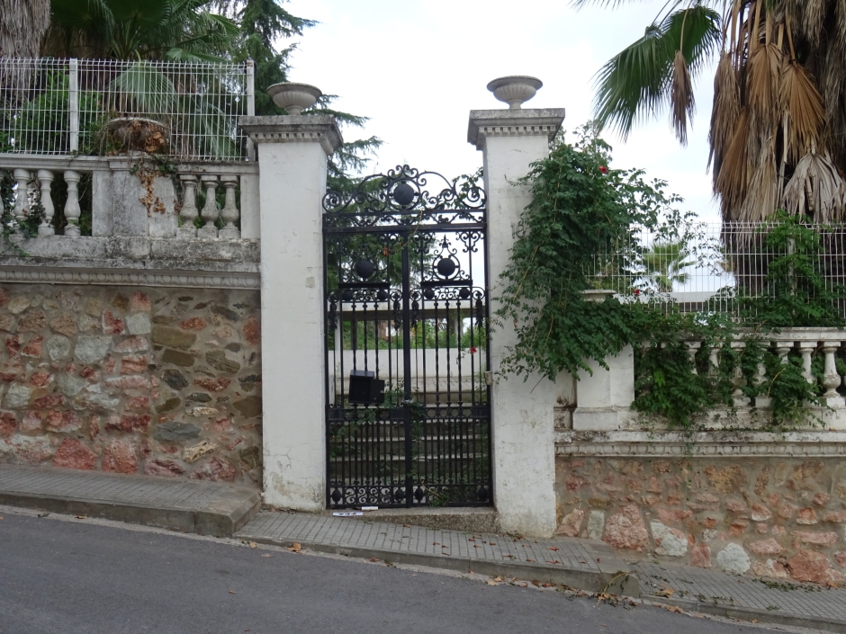 Cancell i tanca de la casa d'Antoni Caballé.