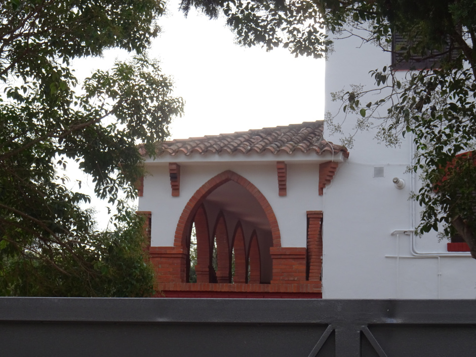 Galeria posterior amb arc d'ametlla del xalet de Vicenç Mallol.