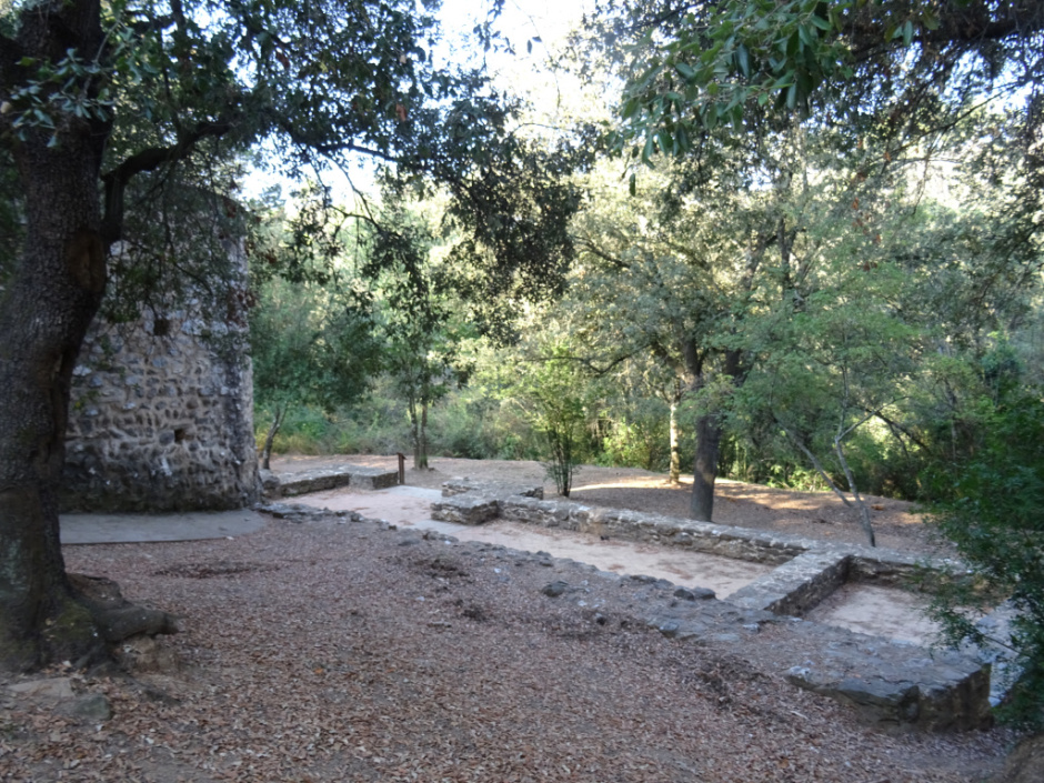Restes d'antigues construccions al costat de l'ermita de Sant Adjutori