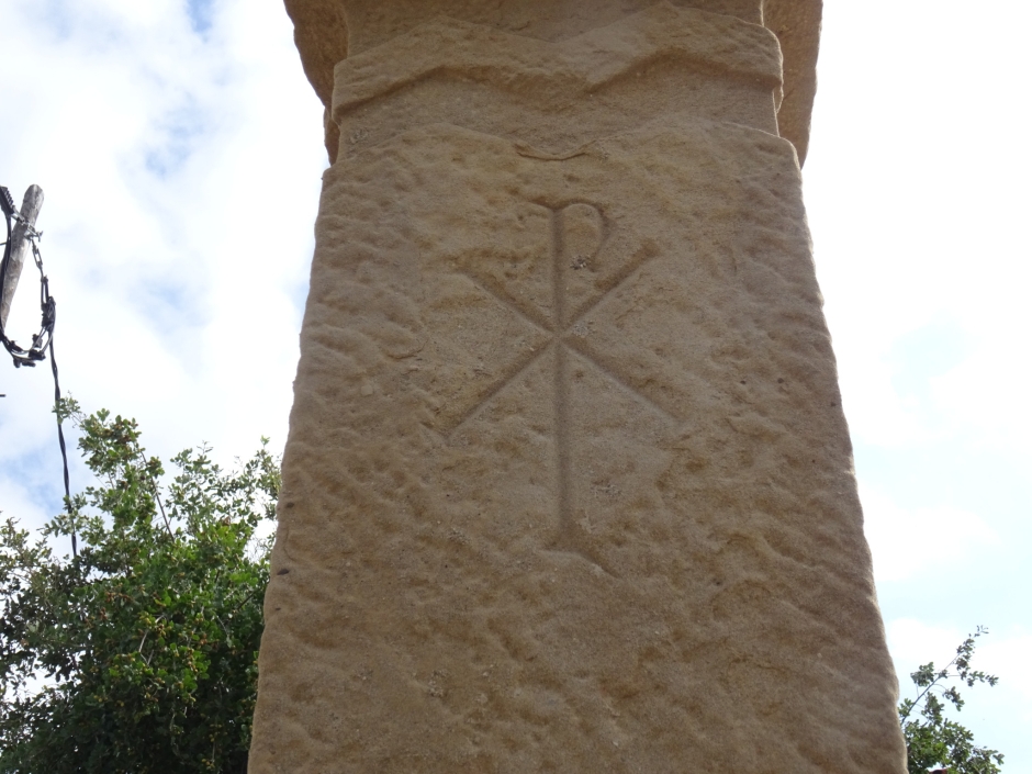 Crismó  de la creu de terme de Valldoreix (avinguda Mas Fuster).