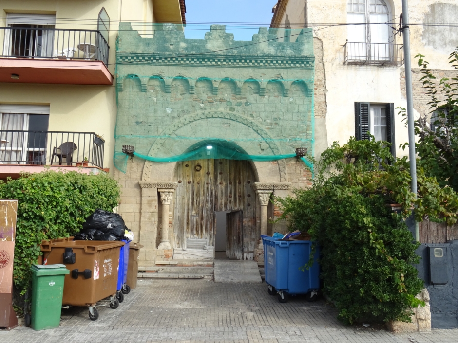 Portal lateral de la Masia de Can Llunell.