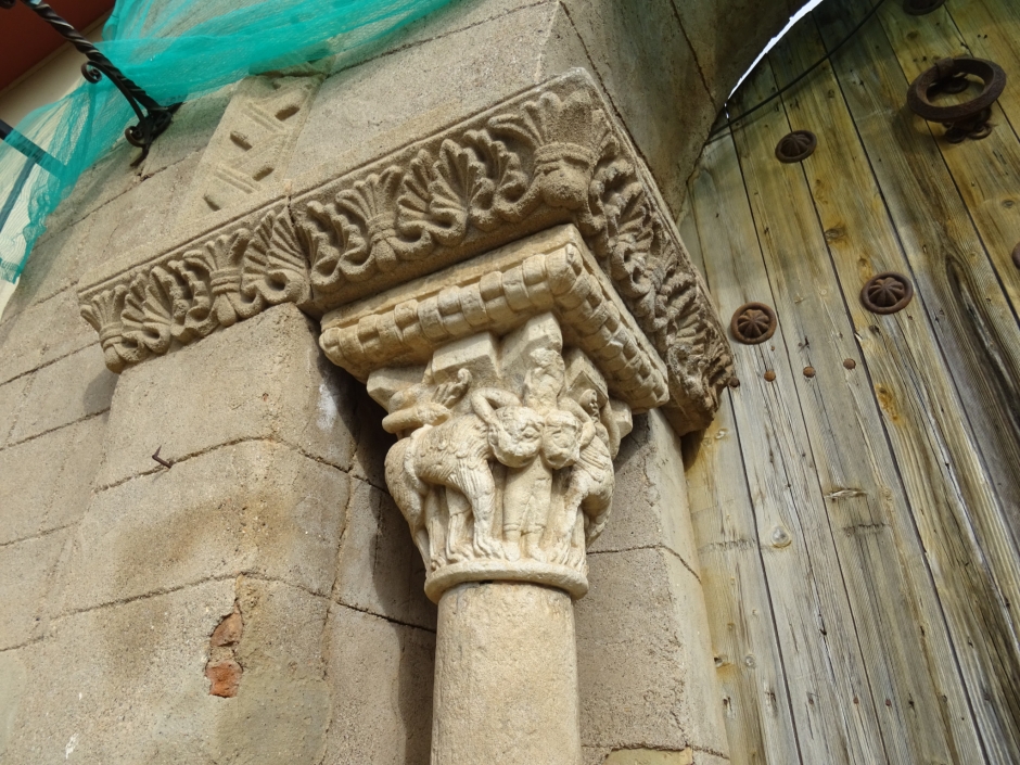 Capitell de la portal lateral de la Masia de Can Llunell.