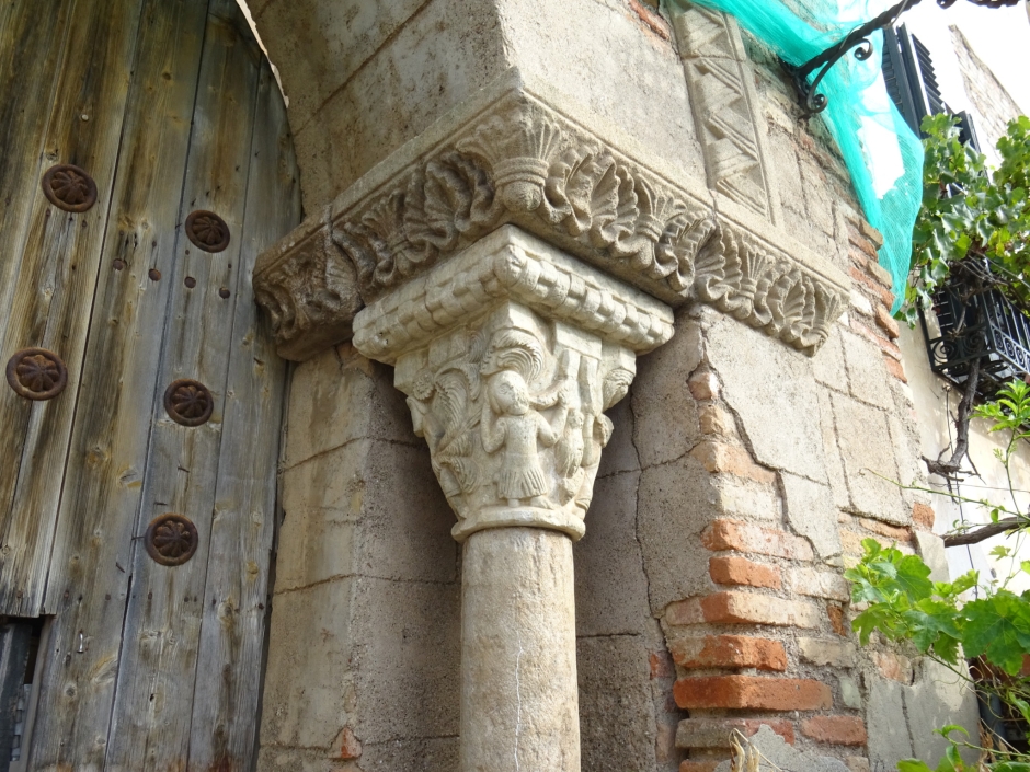 Capitell de la portal lateral de la Masia de Can Llunell.