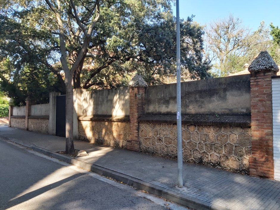 Tanca del solar del carrer Pahissa núm. 14.