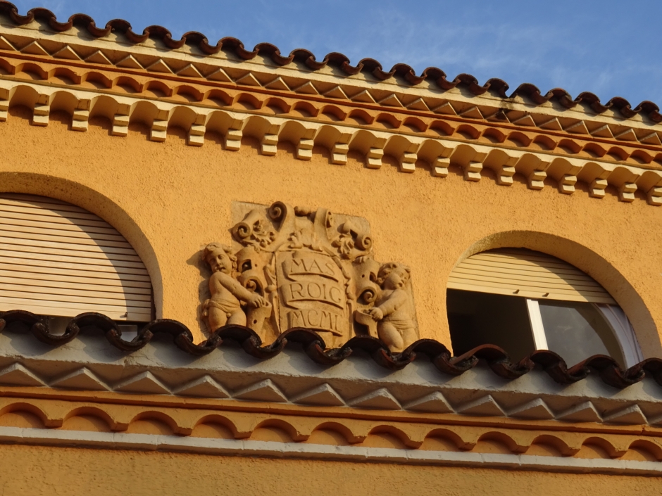 Detall de la façana del Mas Roig.