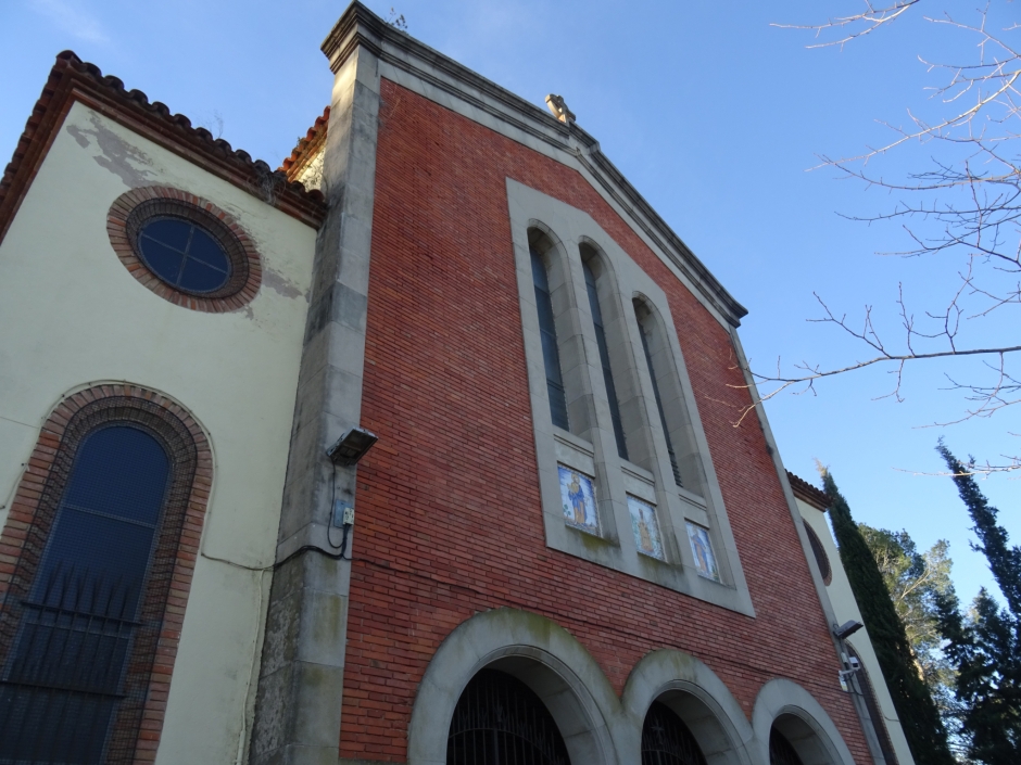 Façana de l'església de la Mare de Déu de Montserrat de la Floresta.