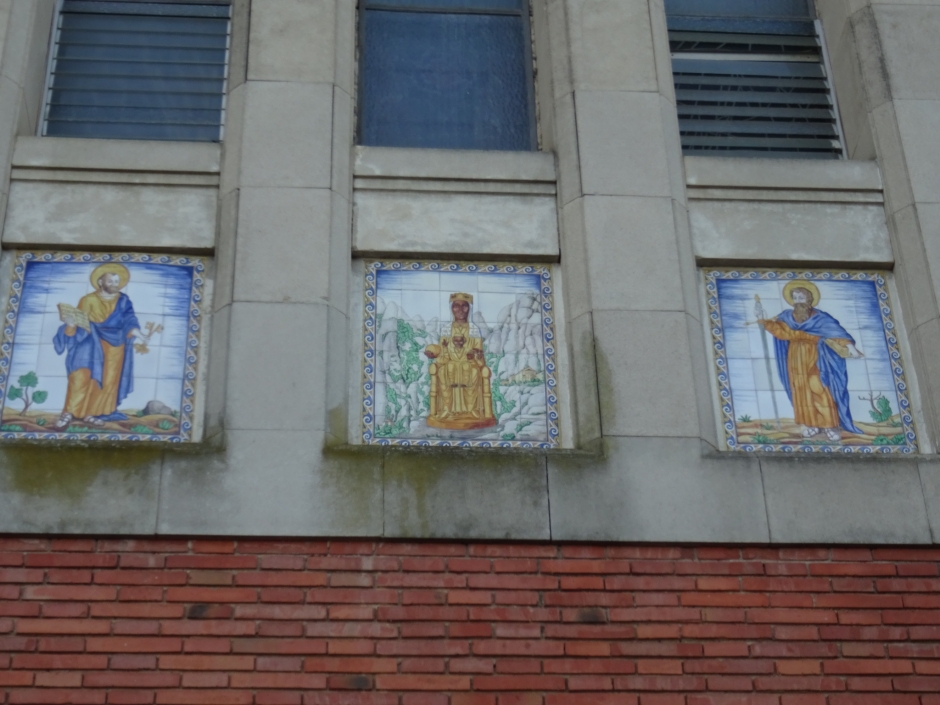 Detall de la façana de l'església de la Mare de Déu de Montserrat de la Floresta.