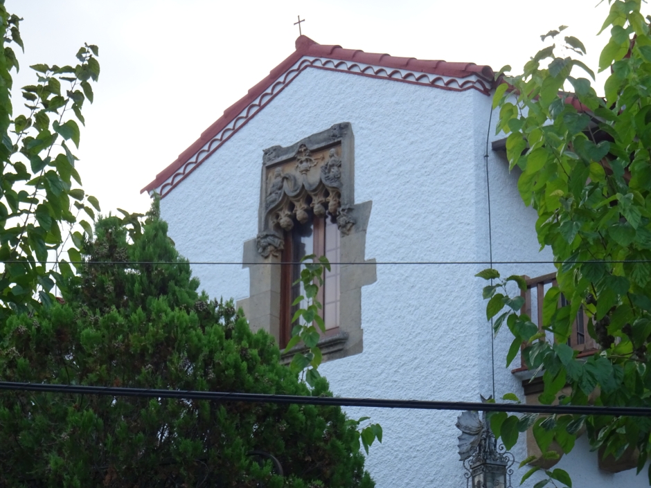 Detall de la finestra d'imitació de Can Bell.