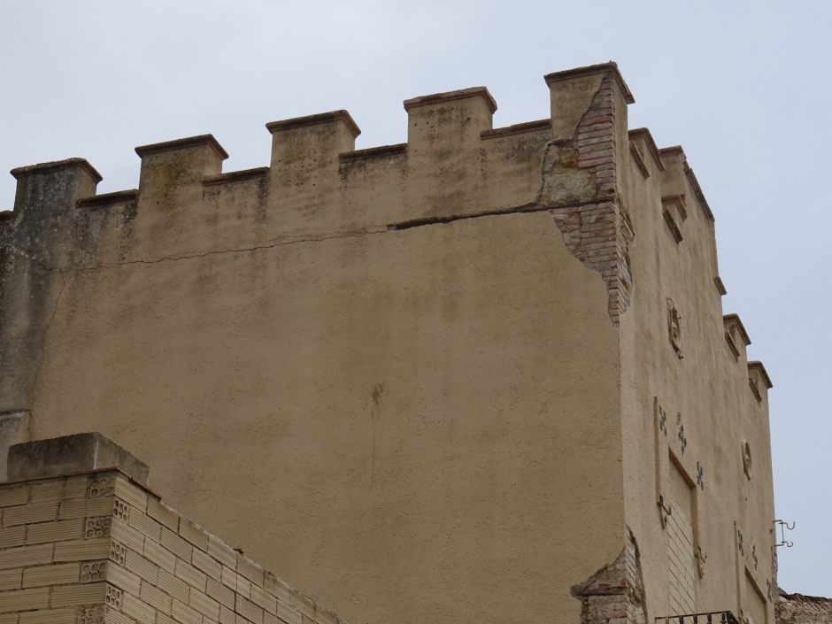 Detall de la part superior del cos modernista de la masia de Can Canyameres