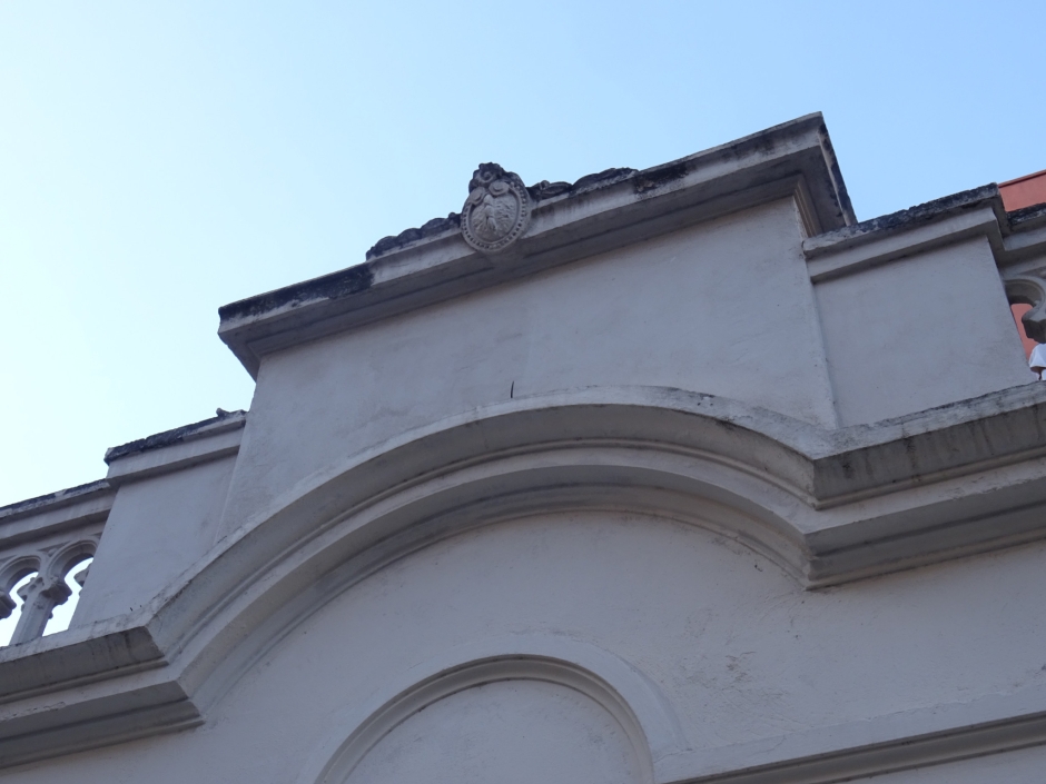 Detall del coronament de les cases de Marcel·lí Singla.