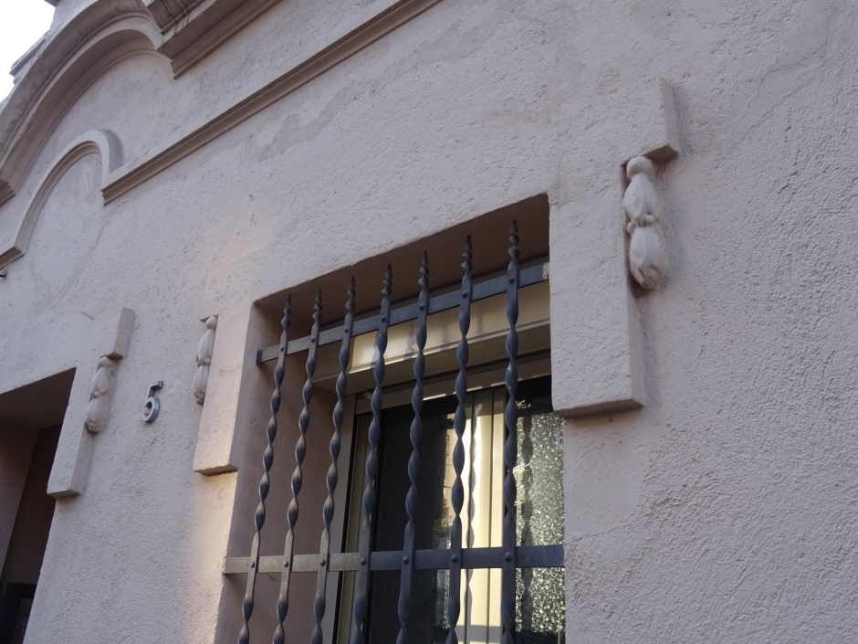 Detall de la llinda i els btancals amb decoració vegetal a les obertures. 