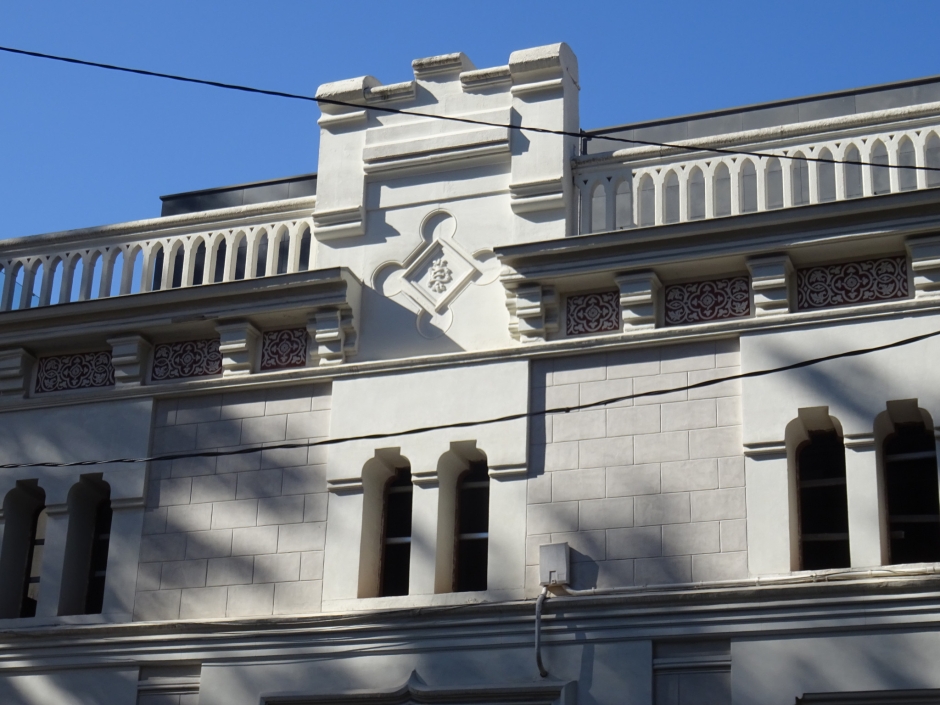 Primer pis i coronament de la Casa Boixader.