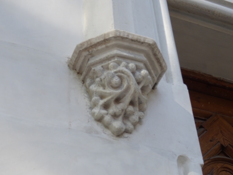 Capitell del brancal de la porta d'entrada a la Casa Boixader.