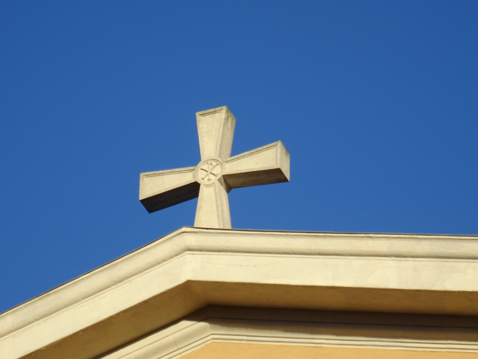 Creu que remata la façana principal del Centre Borja