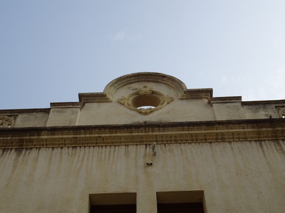 Coronament de l'edifici del carrer Hospital número 5.