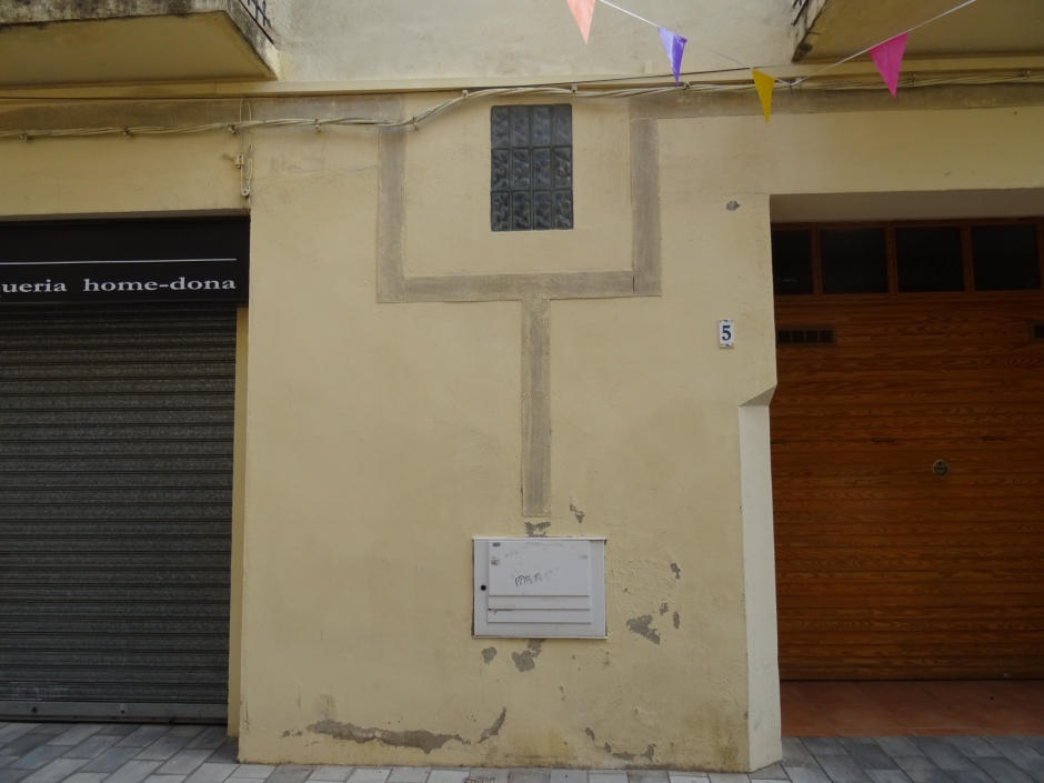 Detall de la planta baixa de l'edifici del carrer Hospital número 5.