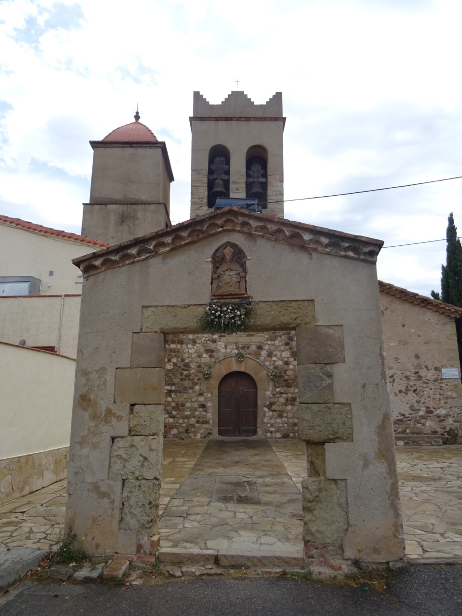 Cancell i façana principal de l'església de Sant Cebrià de Valldoreix