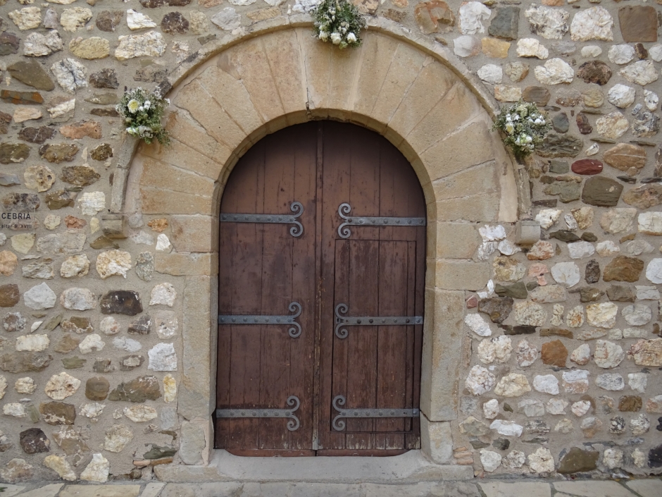Portal d'entrada de la façana principal de l'església de Sant Cebrià de Valldoreix