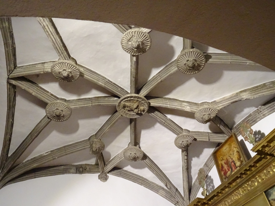 Arcuacions gòtiques en la capella de la Mare de Déu del Roser.