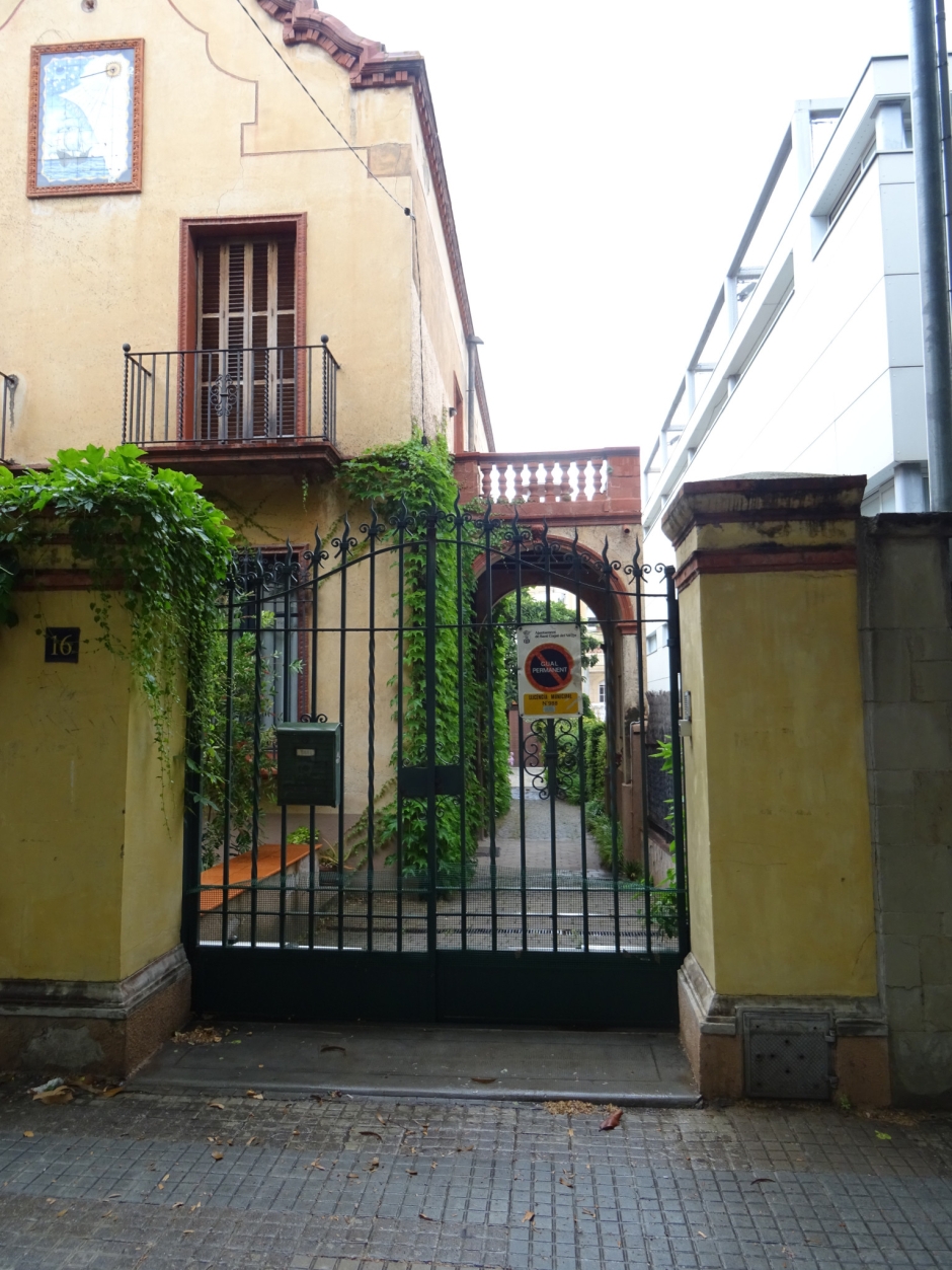 Tanca i façana lateral amb el porxo de la casa de les Germanes Sans Marcet.