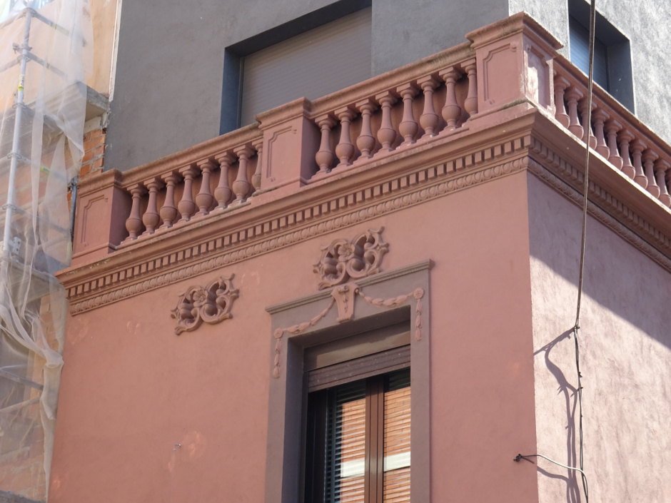 Detall de la part superior del primer pis amb el coronament, amb la balustrada.