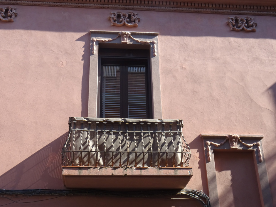 Balcó del primer pis de la façana lateral de la casa de Narcís Cahís.