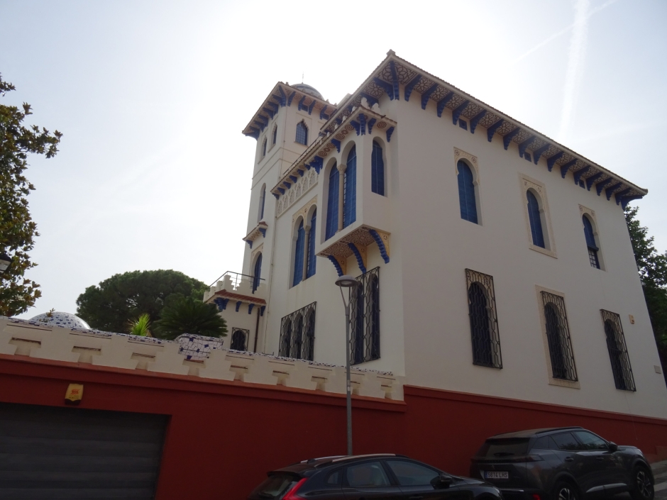 Façana del carrer Elisenda Ribatallada. S'observa la torre.