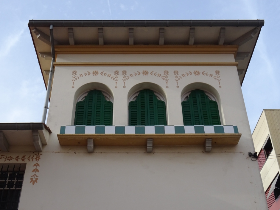 Torre del xalet amb una galeria de tres finestres.