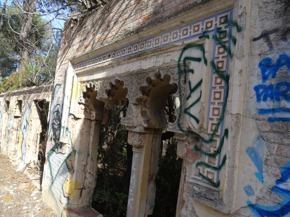 Detall decoratiu de la tanca del Casino de la Rabassada.