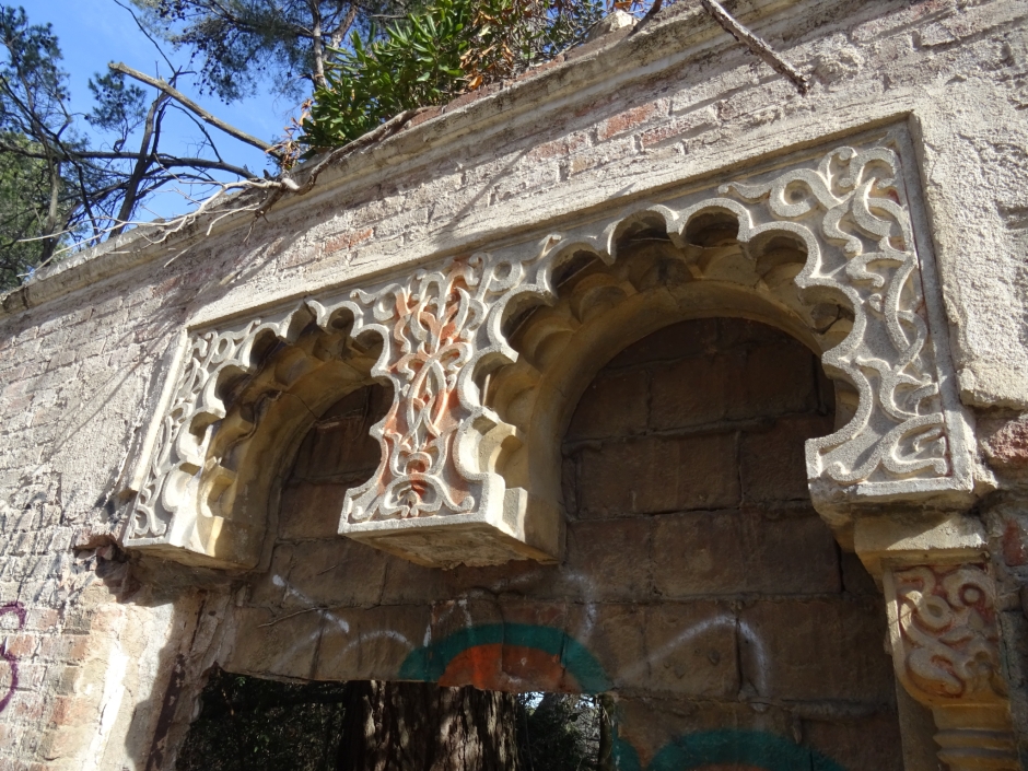 Detall decoratiu de la tanca del Casino de la Rabassada.