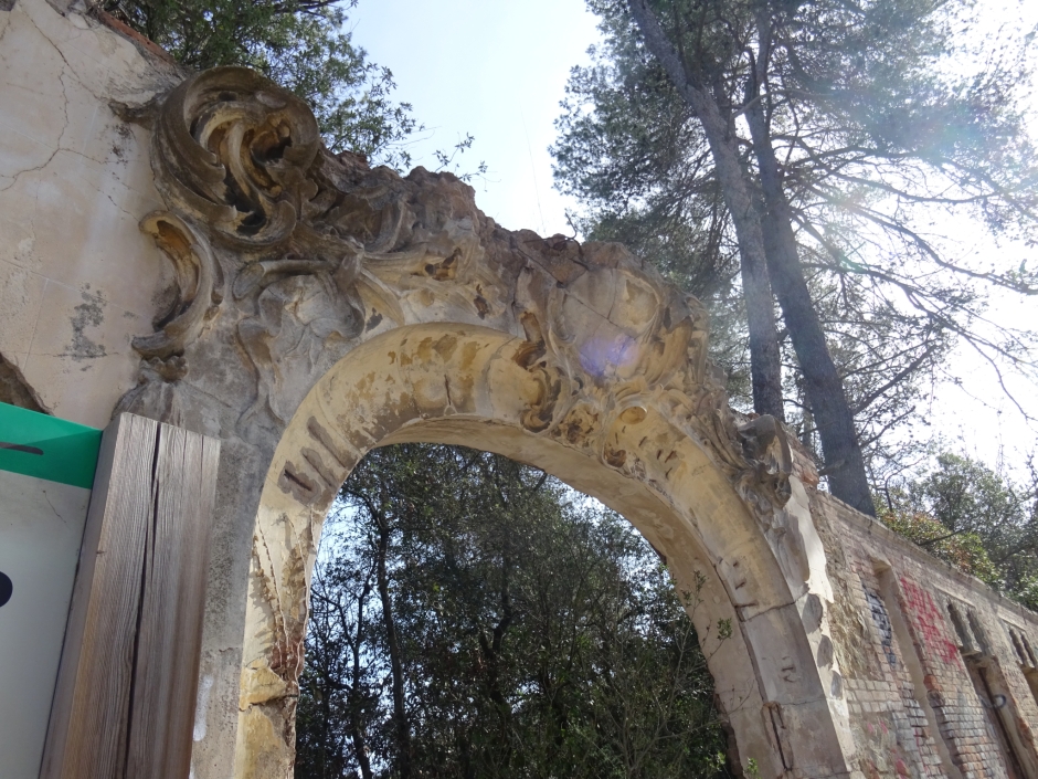Detall decoratiu de la tanca del Casino de la Rabassada.