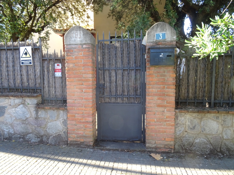 Tanca i cancell al carrer de Santa Gemma números 1-3.