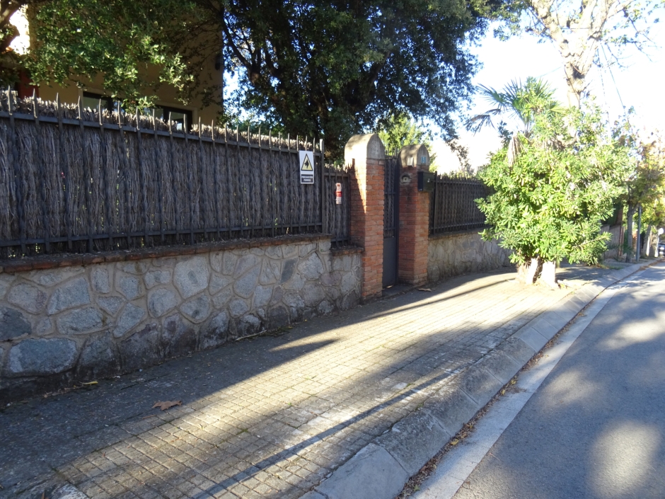 Tanca i cancell al carrer de Santa Gemma números 1-3.