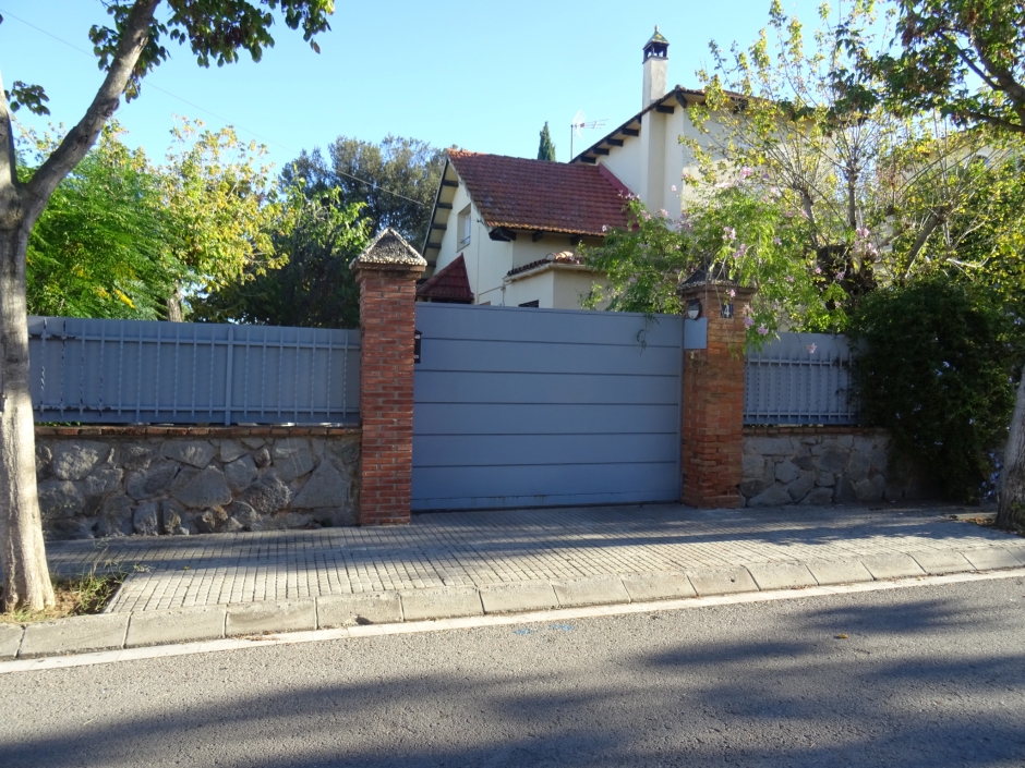 Tanca i cancells al carrer de Santa Gemma número 4.