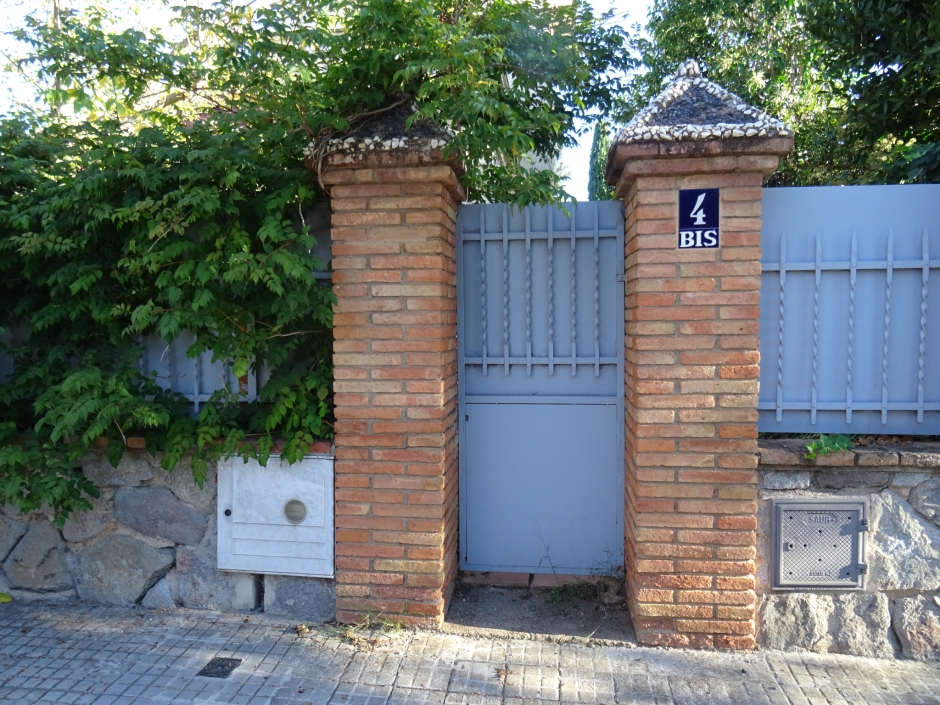 Tanca i cancells al carrer de Santa Gemma número 4.