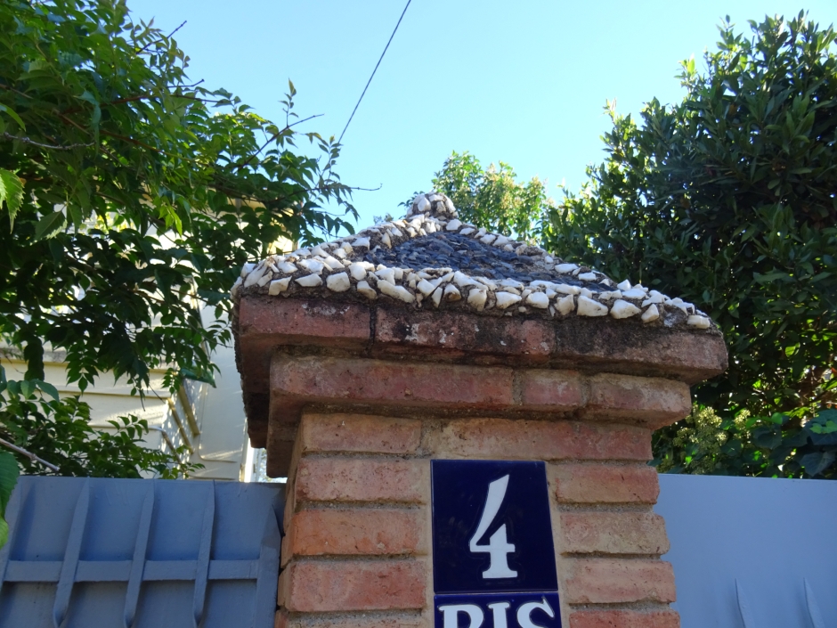 Detall del cancell al carrer de Santa Gemma número 4.