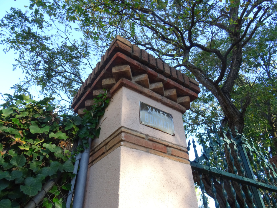 Detall del cancell del carrer de Can Majó número 16.