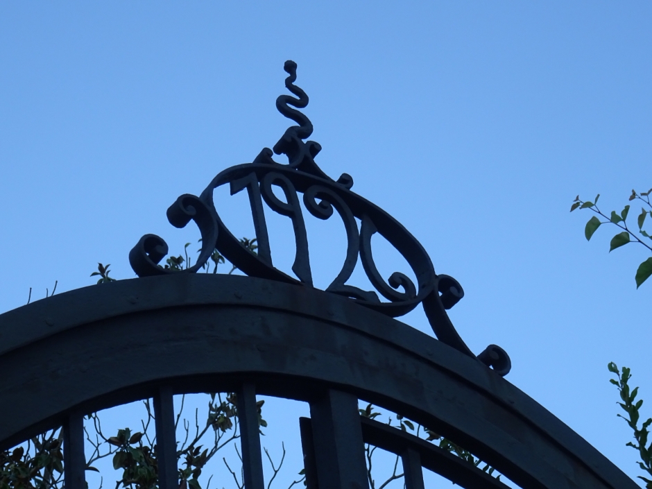 Detall de la serralleria de la tanca de casa Menic.