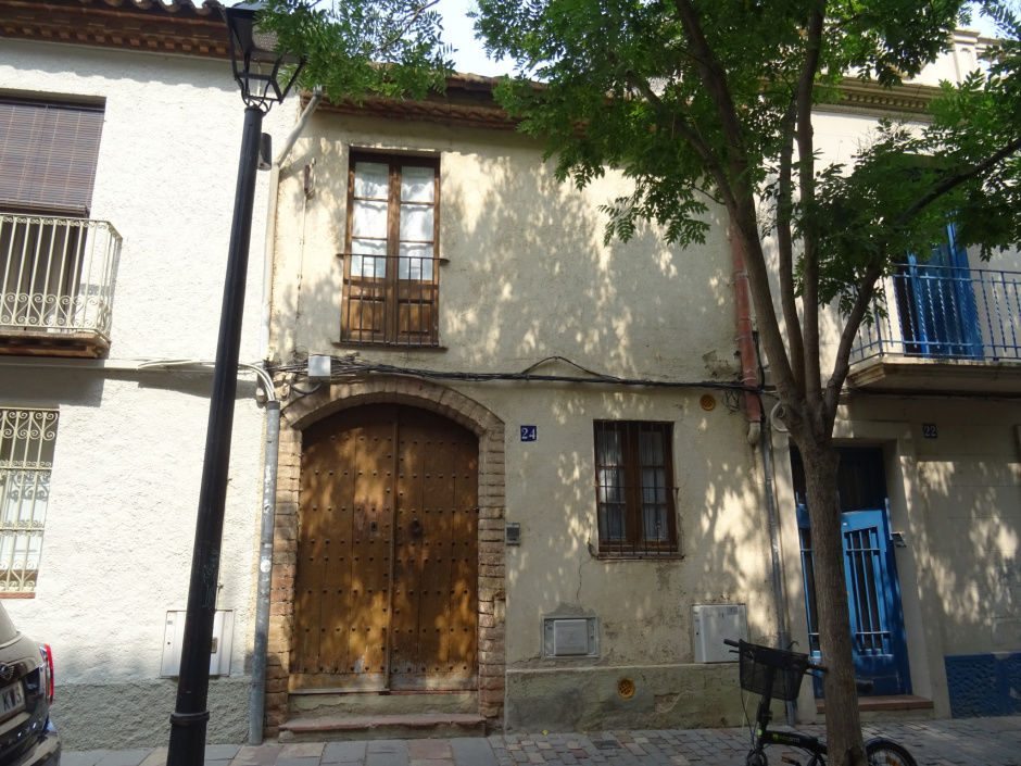 Façana de la casa al carrer Villà número 24