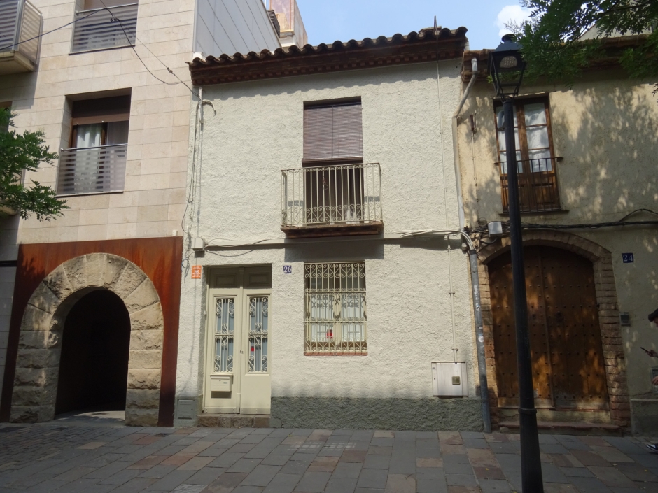 Façana de la casa al carrer Villà número 26