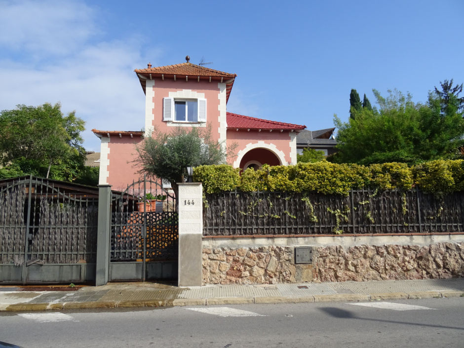 Casa de l'avinguda Ramon Escayola número 144.