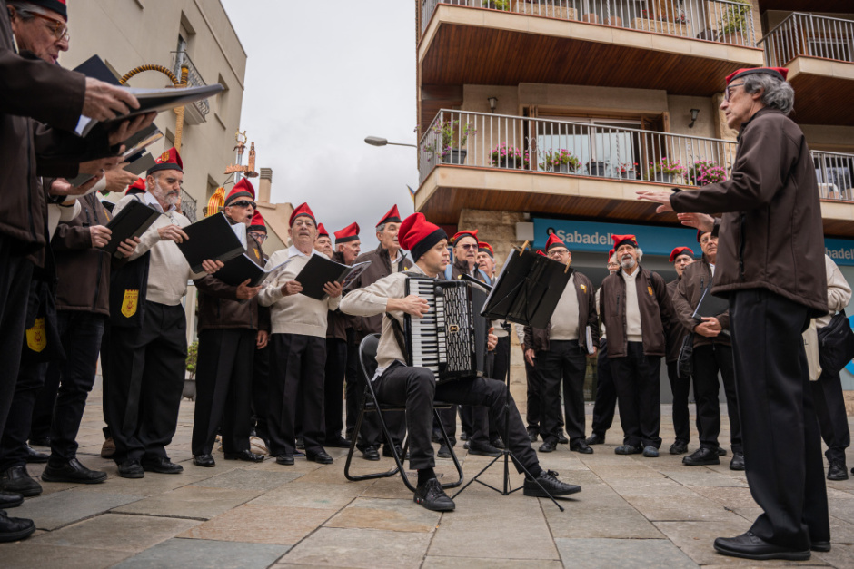 Cantada de caramelles pel centre de Sant Cugat
