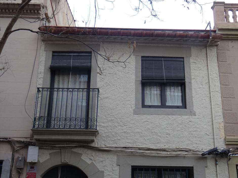 Primer pis i ràfec de la casa del carrer Villà número 20.