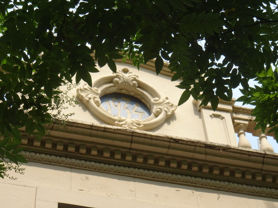 Detall de la part superior de la façana de la casa al carrer Villà número 22